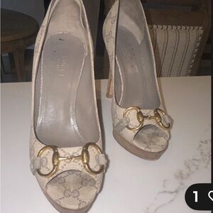 Gucci Beige 6.5 Canvas Leather Horsebit Gold Buckle Logo Peep Toe Pumps Heels